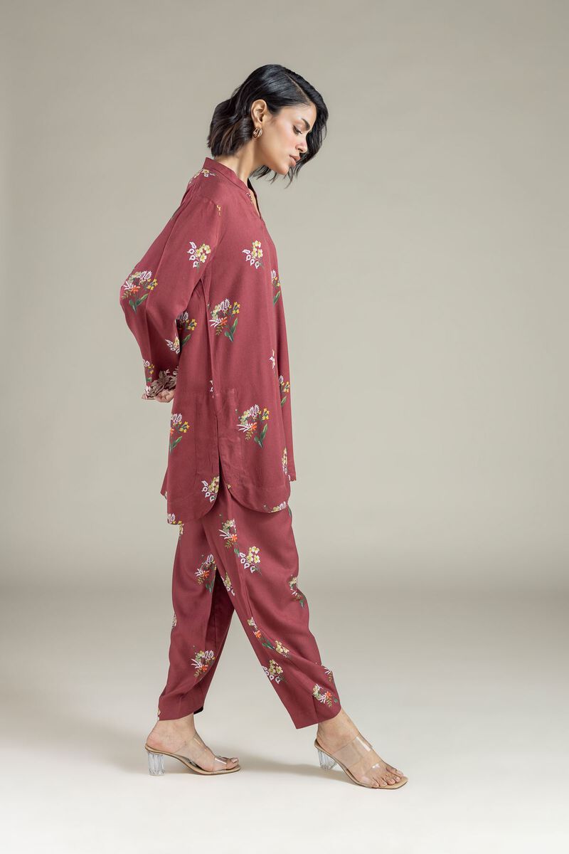 https://global.khaadi.com/dw/image/v2/BJTG_PRD/on/demandware.static/-/Sites-khaadi-master-catalog/default/dw3131c9a4/images/hi-res/25-10-11e6-07ba_multi_1.jpg?sw=800&sh=1200