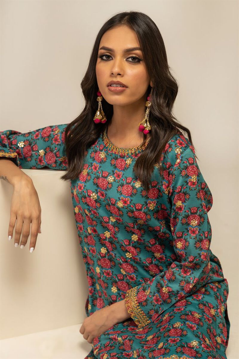 https://global.khaadi.com/dw/image/v2/BJTG_PRD/on/demandware.static/-/Sites-khaadi-master-catalog/default/dw63812e46/images/hi-res/est23470_teal_1.jpg?sw=800&sh=1200